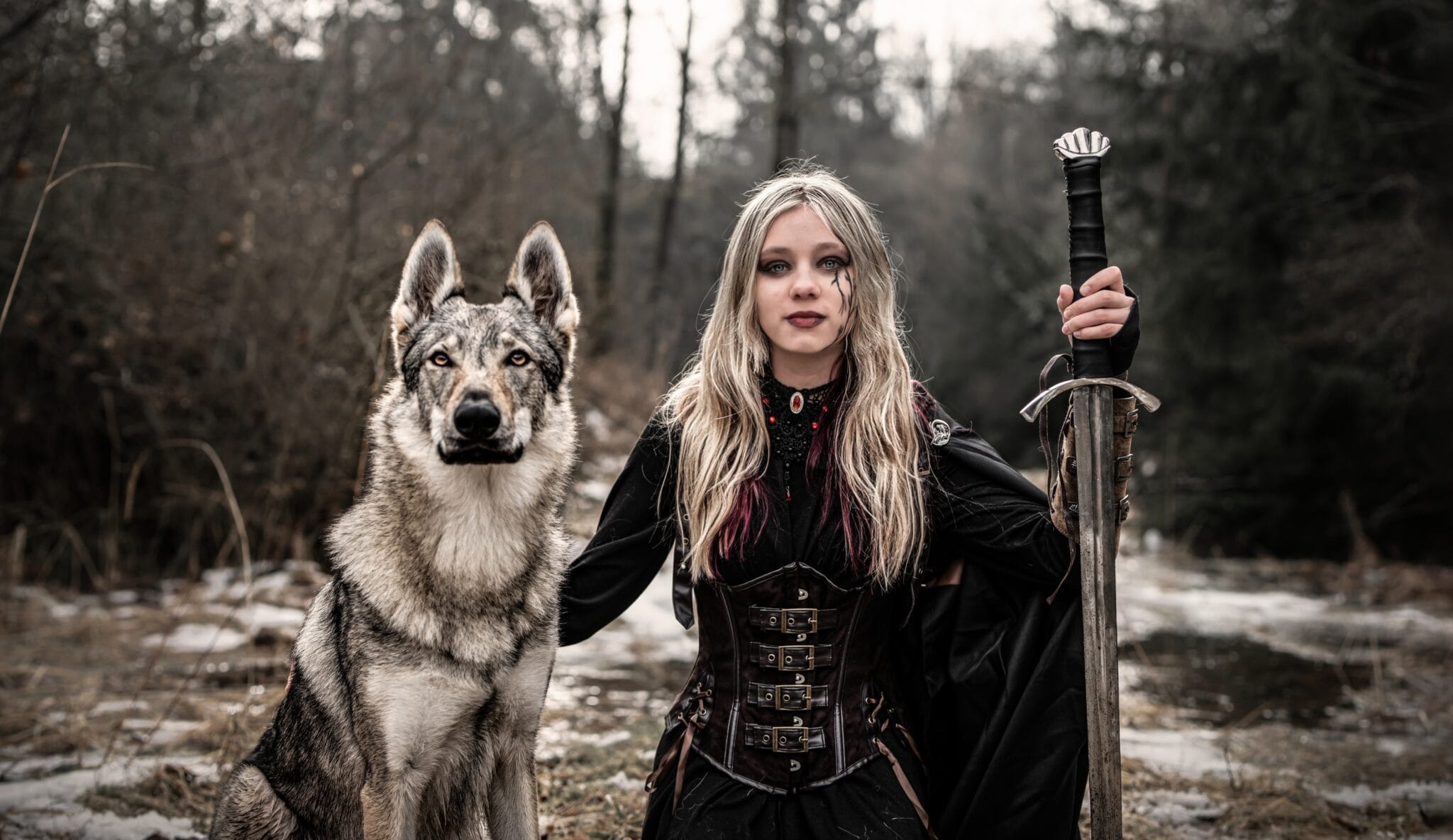 Gotické fantasy focení ženy se vlkem v lesním prostředí od Wolfs Production